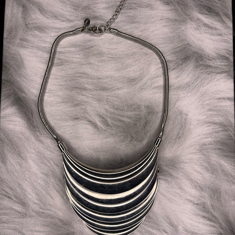 Elegant Vintage Silver and Black Necklace - Picture 1 of 3